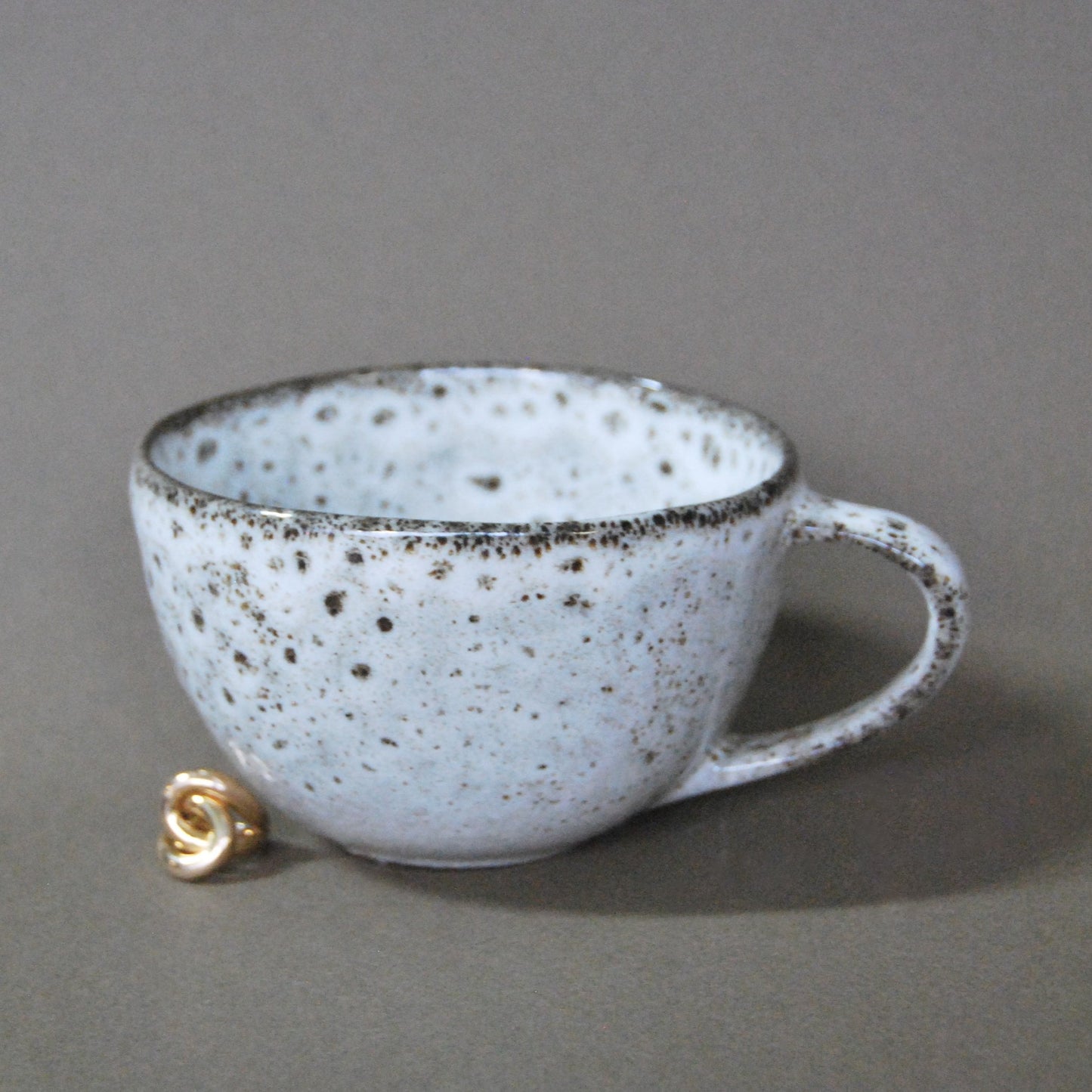 Pack Perles + Tasse en céramique mouchetée