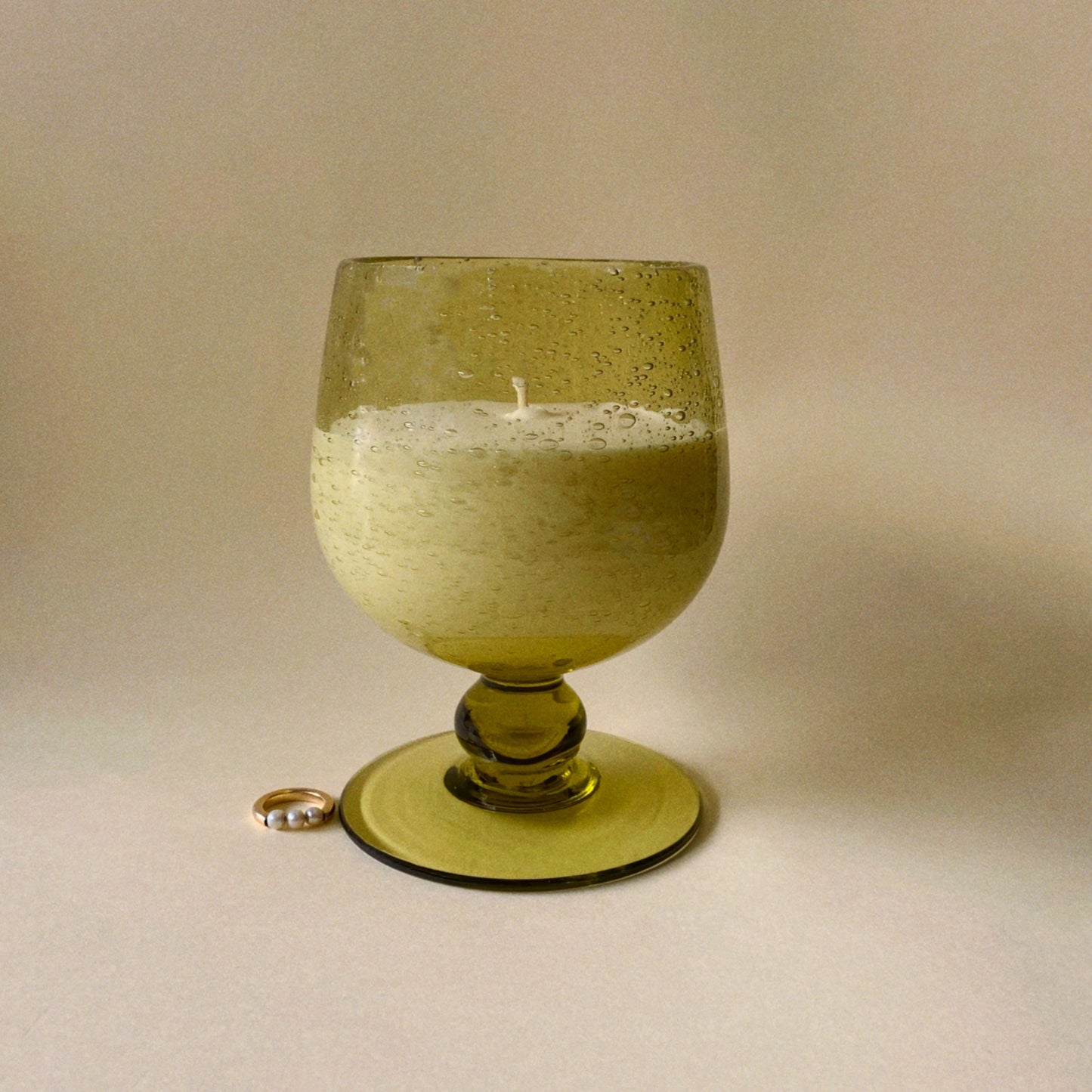 Bougie parfumée et végétale Ensō Paris, coulée dans un objet chiné vintage. Pièce unique