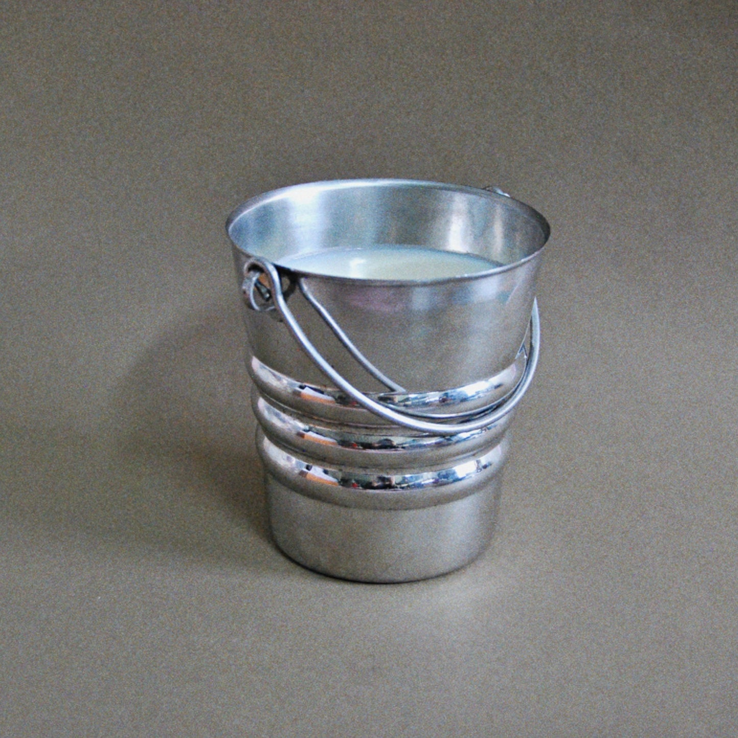 Ensō Paris - Bougie parfumée et upcyclée coulée dans un objet chiné. Made in Paris