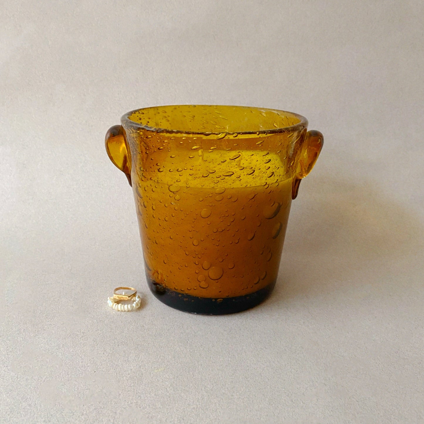 Bougie parfumée et végétale Ensō Paris, coulée dans un objet chiné vintage. Pièce unique