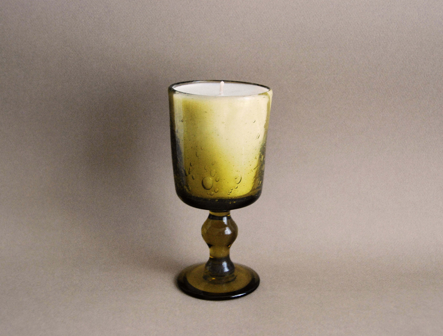 #0006 - Verre à pieds en verre bullé couleur olive