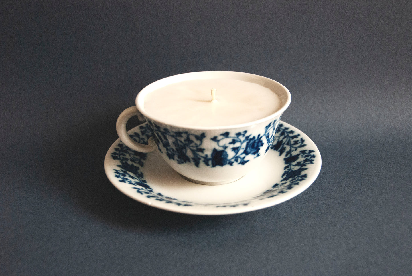 #0018 - Tasse fleurie et sa soucoupe en porcelaine
