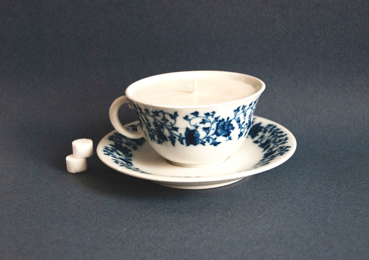 #0018 - Tasse fleurie et sa soucoupe en porcelaine