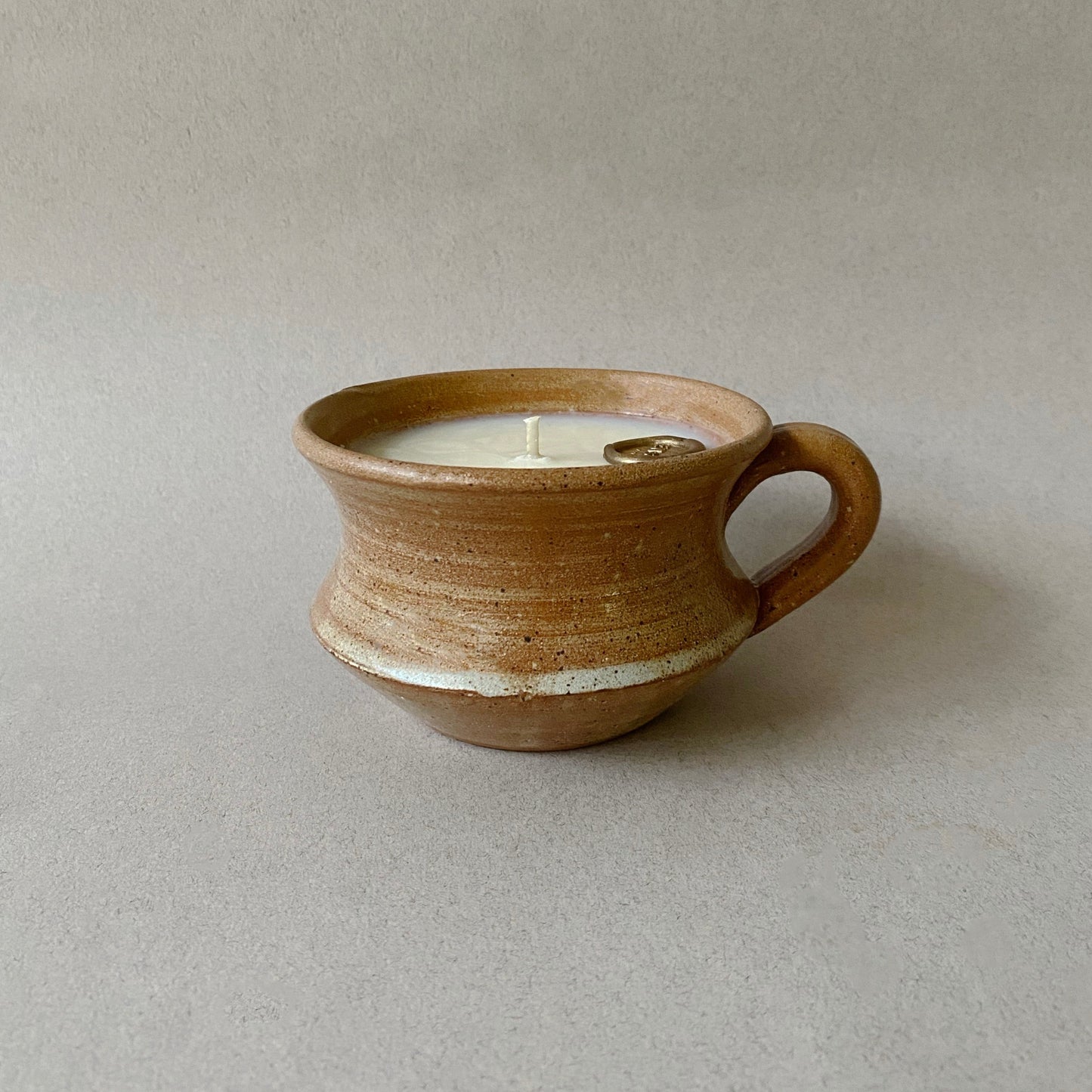 Ensō Paris - bougie upcyclée et parfumée, coulée dans un objet chiné.