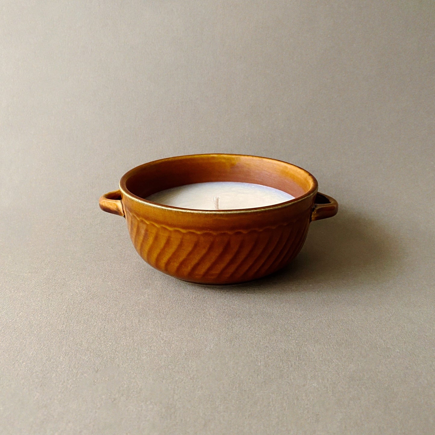 Ensō Paris - bougie upcyclée et parfumée, coulée dans un objet chiné.