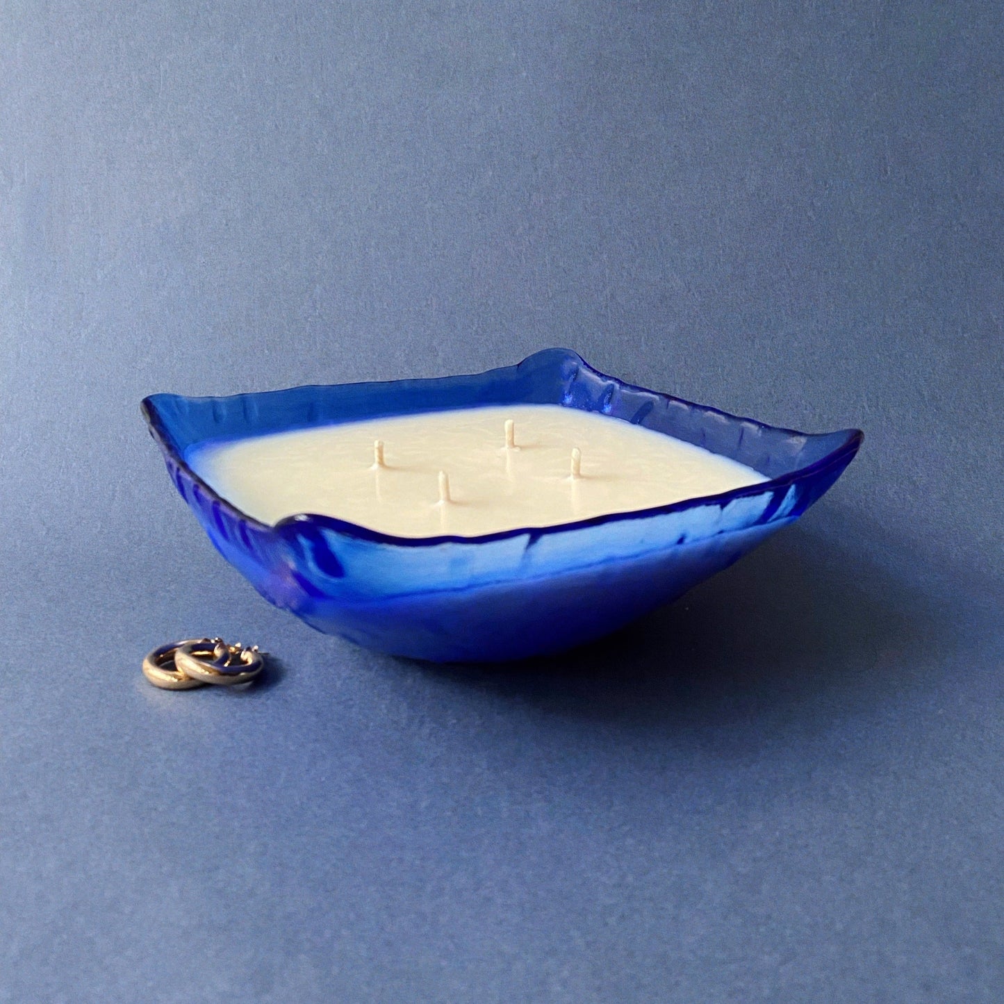 Ensō Paris - bougie upcyclée et parfumée, coulée dans un objet chiné.