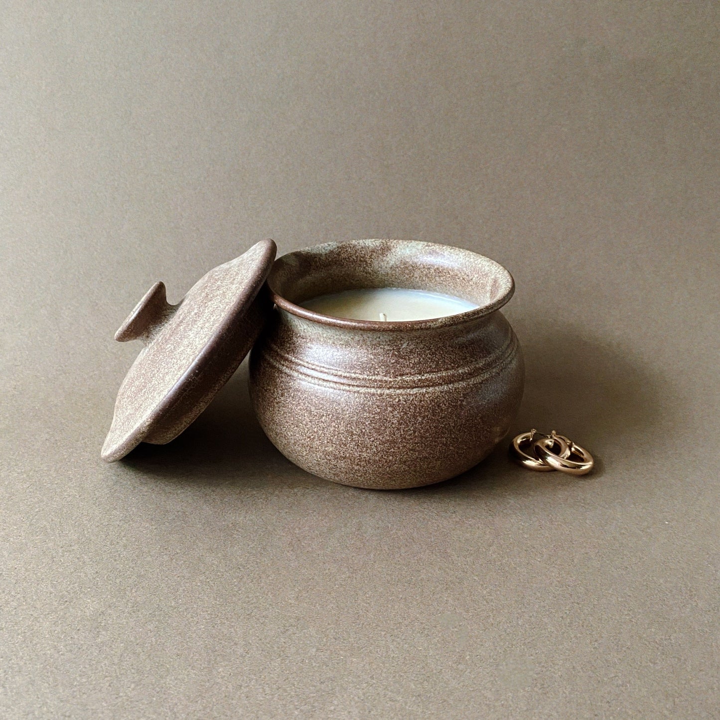Ensō Paris - bougie upcyclée et parfumée, coulée dans un objet chiné.