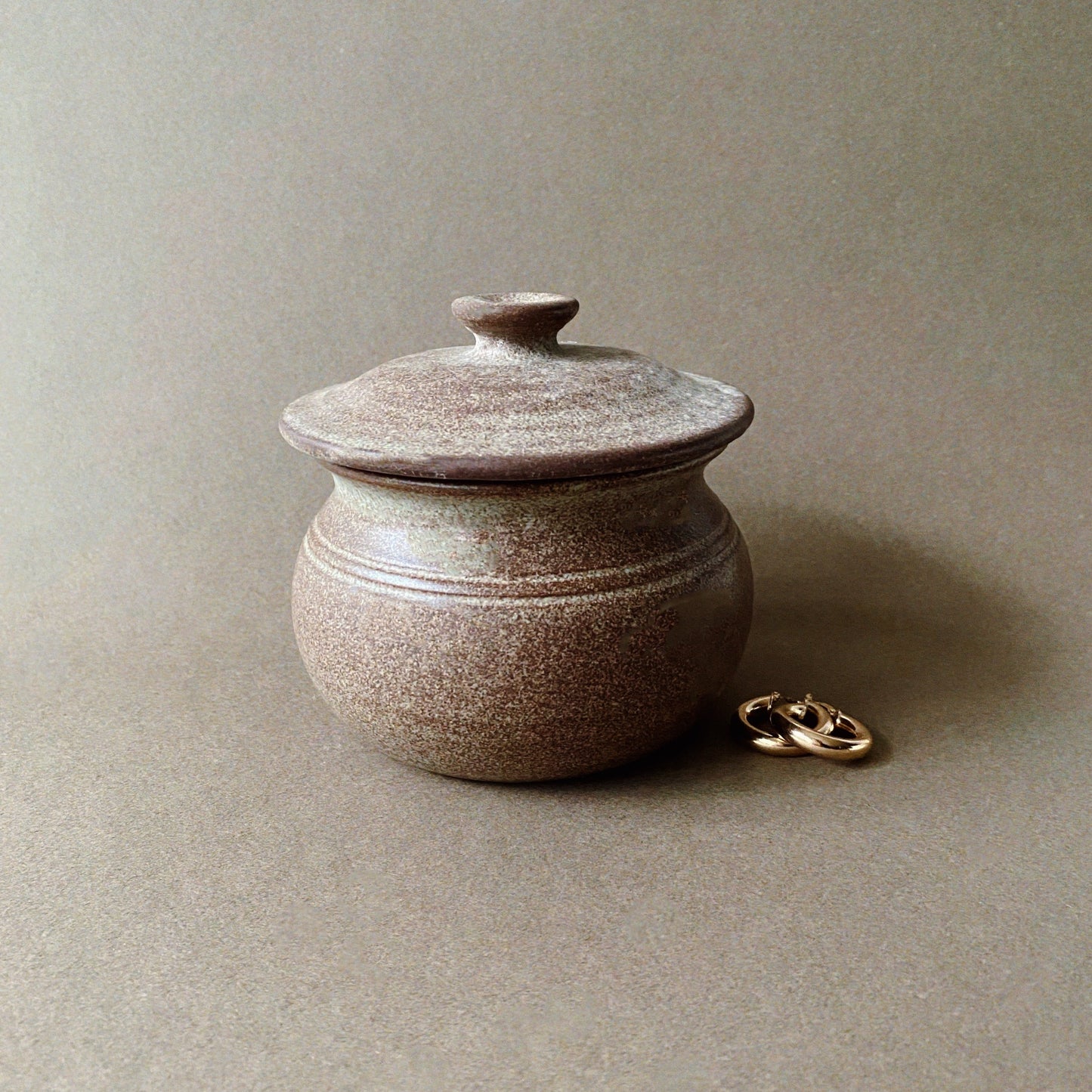 Ensō Paris - bougie upcyclée et parfumée, coulée dans un objet chiné.