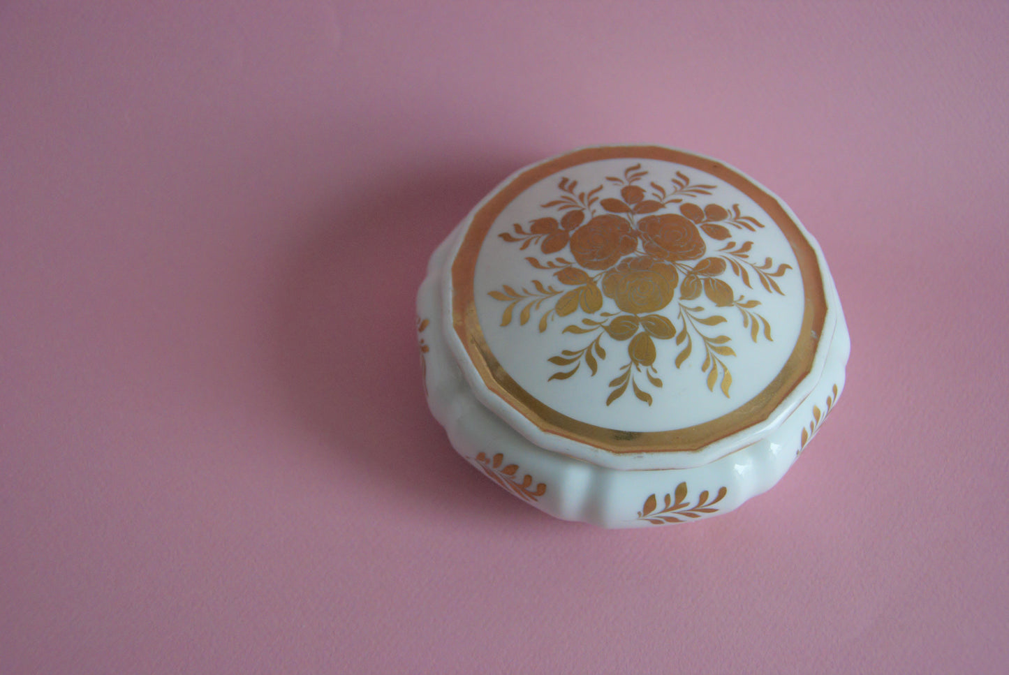 #0016 - Pot en porcelaine blanc & doré