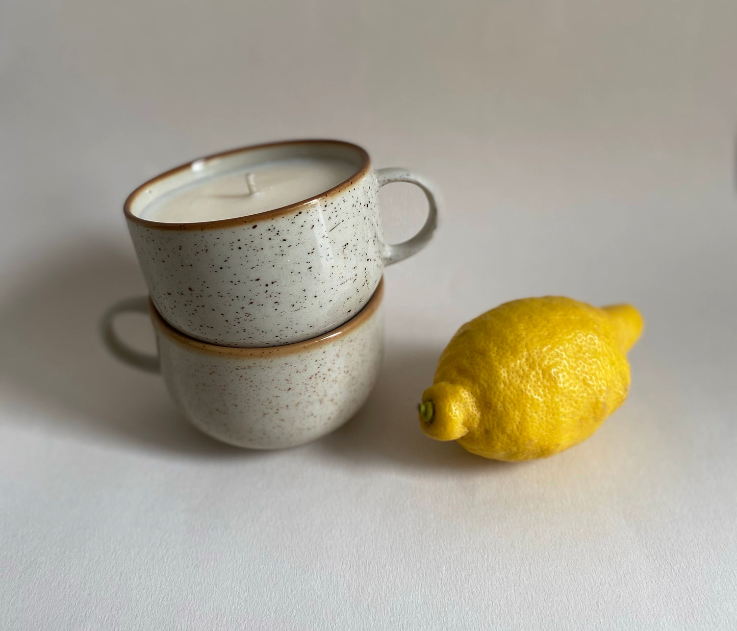#0115 - Tasse mouchetée en grès crème