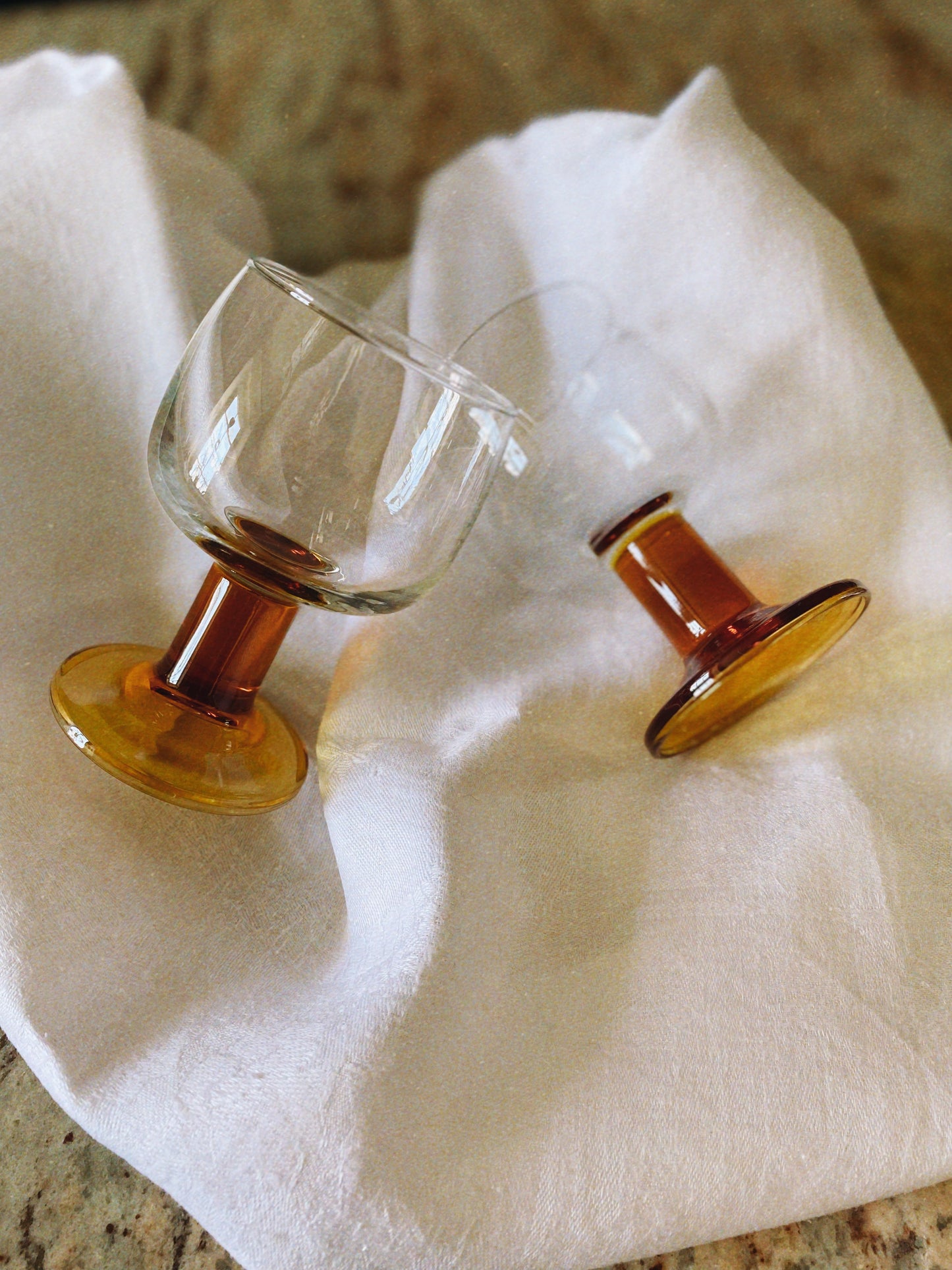 #0169 - Lot de 2 verres à pieds rouille