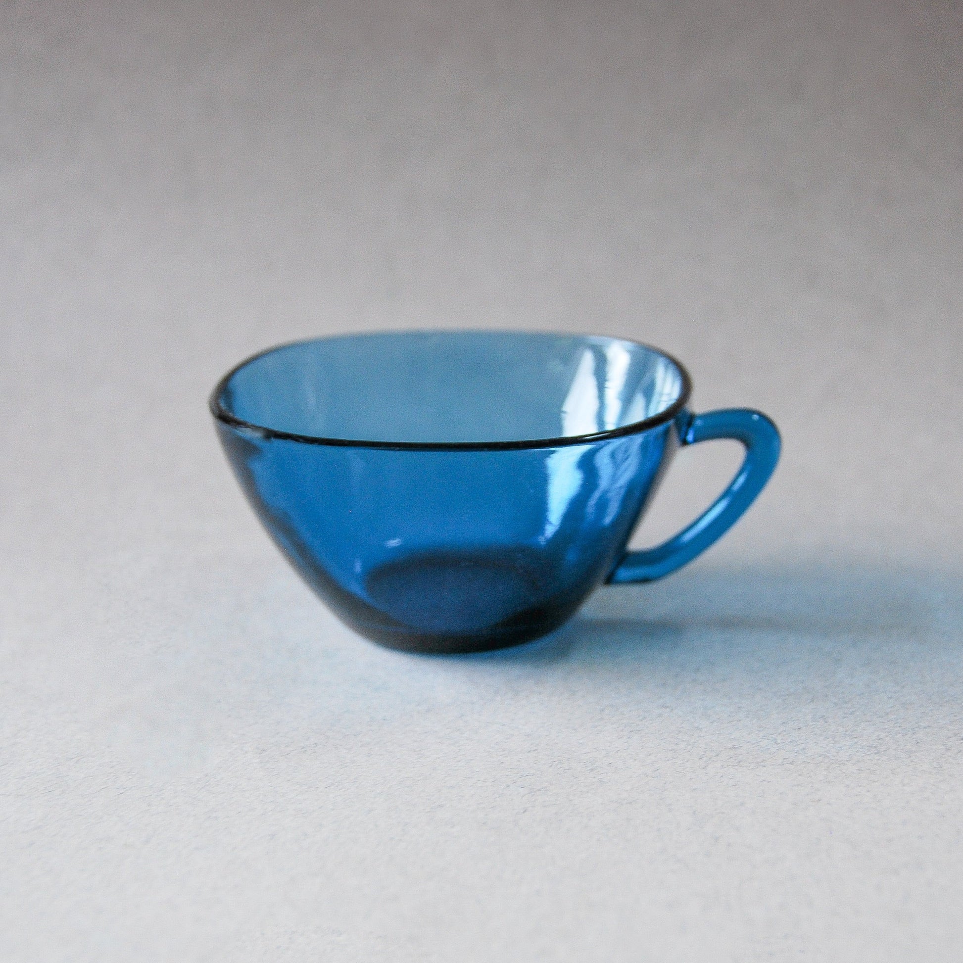 Ensemble vintage de 10 tasses à thé en verre tourbillonnant améthyste Vereco France, 4,5 pouces de large avec anse - Canada Ensemble vintage de 10 tasses à thé en verre tourbillonnant améthyste Vereco France, 4,5 pouces de large avec anse - Canada