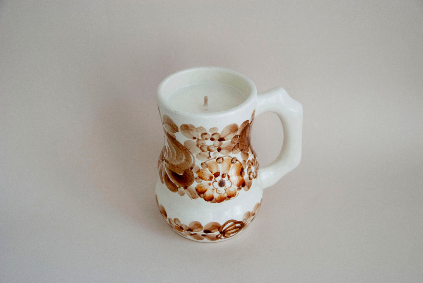 #0039 - Carafe ou vase fleuri.e beige en porcelaine