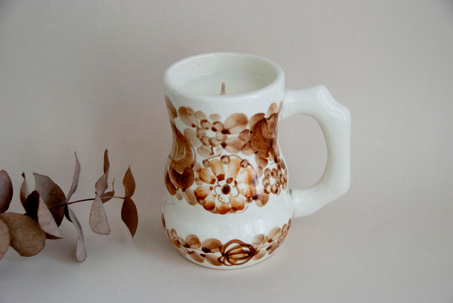 #0039 - Carafe ou vase fleuri.e beige en porcelaine