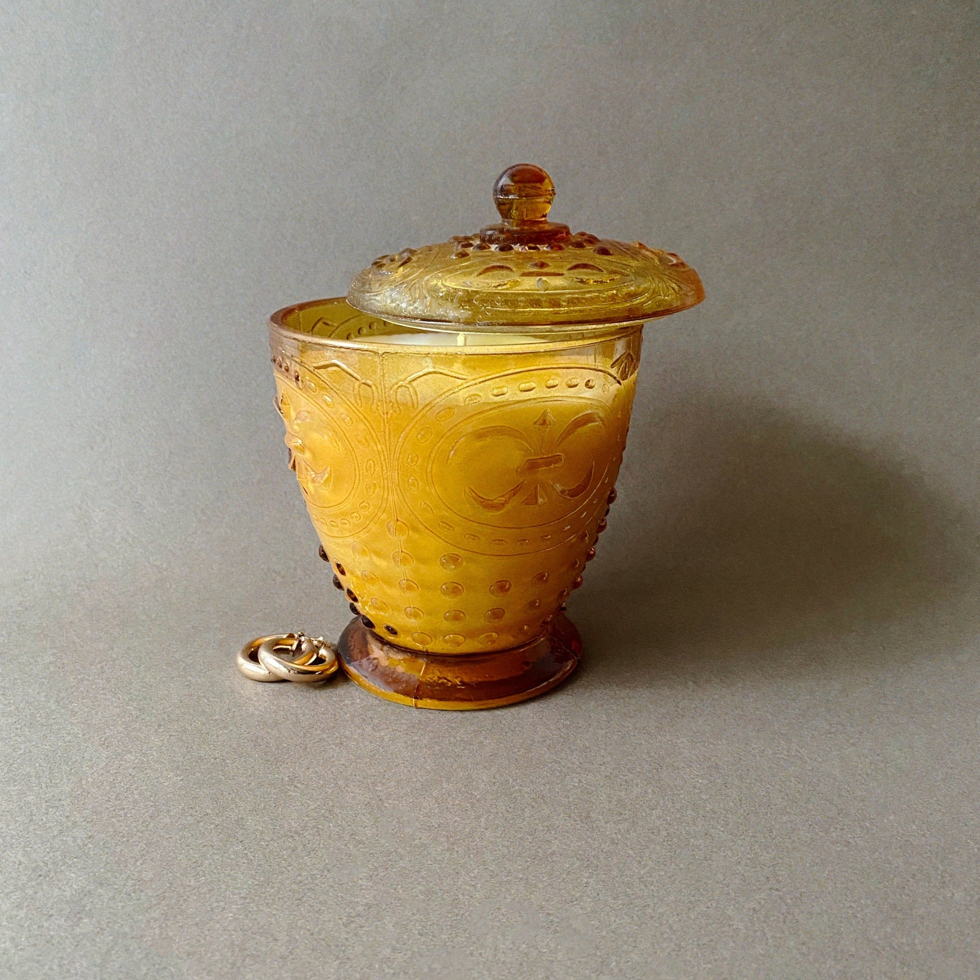 Ensō Paris - bougie upcyclée et parfumée, coulée dans un objet chiné.